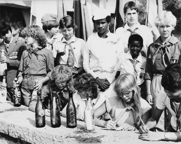 Дети пишут письма-обращения к детям всех континентов