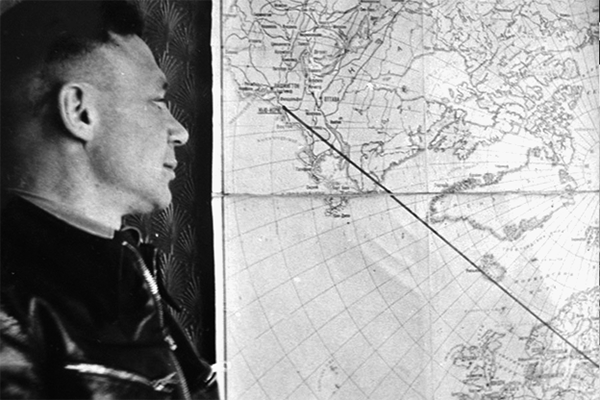 Перед картой маршрута «Москва – Нью-Йорк». Москва. Апрель 1939 г.