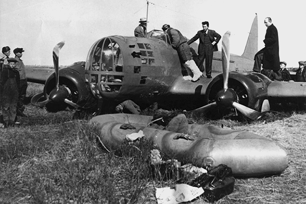 Самолет «МОСКВА». Тяжелые метеоусловия, отказавший радиокомпас и истощение кислородного запаса вынудили Коккинаки приземлиться у берегов Канады, на крошечном острове Мискоу