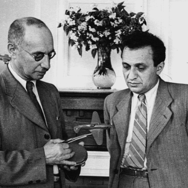 Авиаконструкторы Артем Иванович Микоян и Михаил Иосифович Гуревич с моделью истребителя МиГ-3