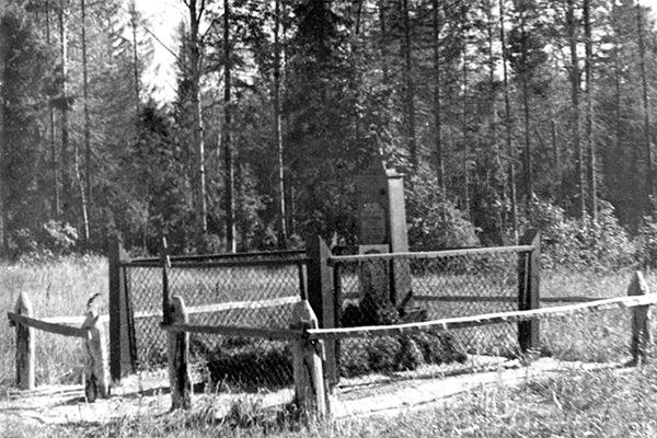 Могила Александра Матросова у деревни Чернушки (первоначальное место захоронения. В 1948 году перезахоронен в Великих Луках).