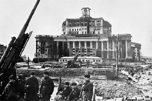 Зенитки рядом с Театром в годы Великой Отеячественной войны.