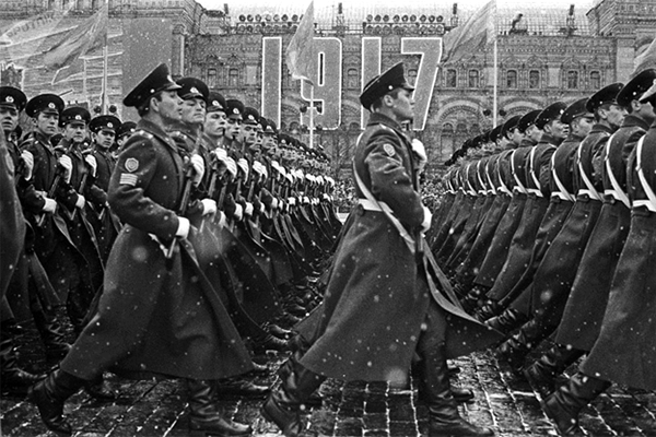 Курсанты военного училища на параде на Красной площади в 54-ю годовщину Октябрьской революции