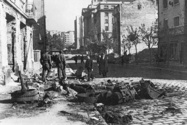 Улица Сараевская в Белграде после окончания боев и остатки танка Т-34