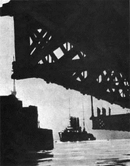 «Аврора» у Николаевского моста, 1917 г.