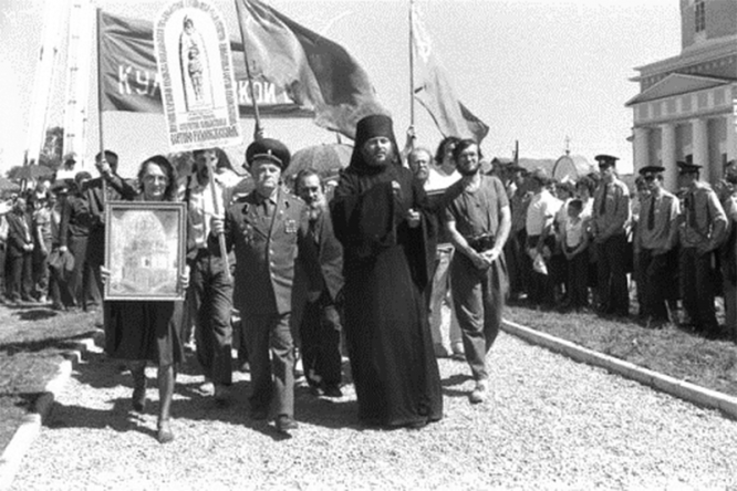 Открытие памятника Сергию Радонежскому. В первом ряду ветеран ВОВ полковник Е. М. Левшов и монах Гермоген