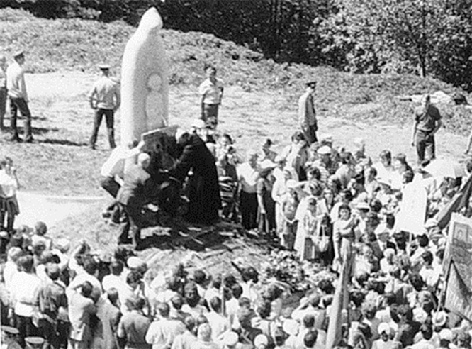 Возложение венков к памятнику Сергия Радонежского