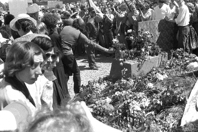 Весь холм у памятника был усыпан живыми цветами