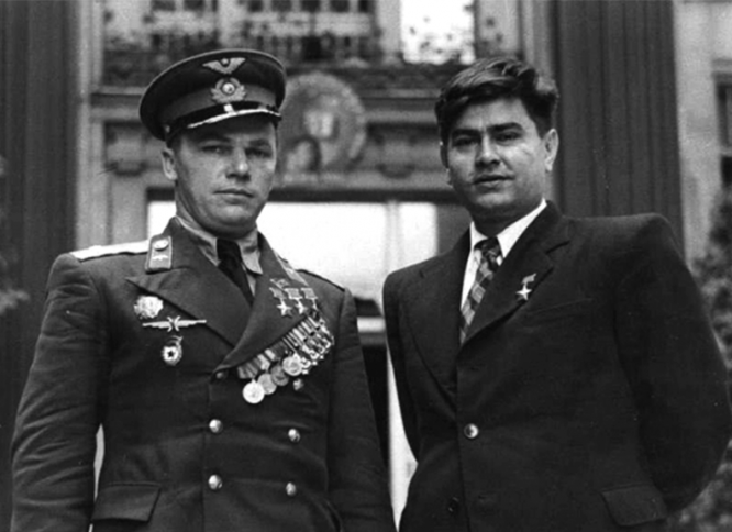 Трижды Герой Советского Союза Иван Никитович Кожедуб и Герой Советского Союза Алексей Петрович Маресьев. 1947 г.