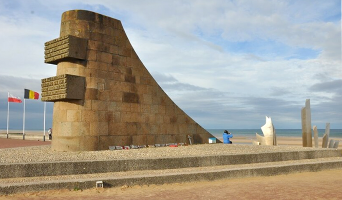 Нормандия, Омаха-бич. Монумент на месте высадки десанта союзных войск 6 июня 1944 года.
