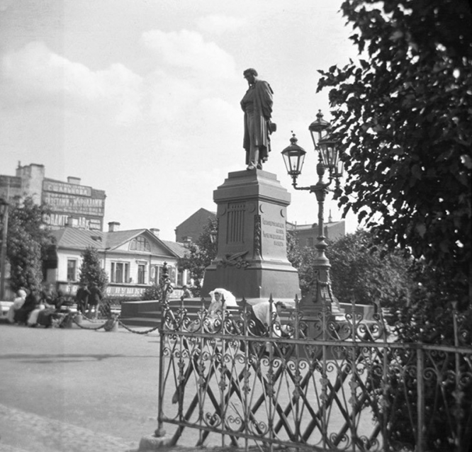 Тверской бульвар. У памятника А. С. Пушкину.