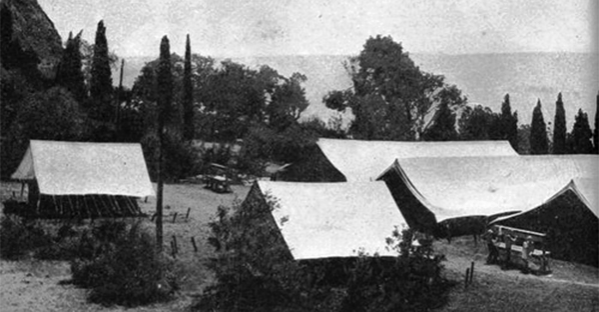 Первые артековцы жили в брезентовых палатках