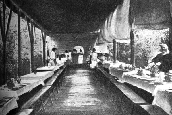 Для столовой использовалось место под тентом