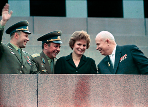 Первый секретарь ЦК КПСС Никита Хрущев (справа) и космонавты Валентина Терешкова, Павел Попович (в центре) и Юрий Гагарин на трибуне мавзолея В.И.Ленина на Красной площади во время митинга, посвященного успешному завершению полета на космических кораблях «Восток-5» Валерия Быковского и «Восток-6» Валентины Терешковой, 22 июня 1963 год