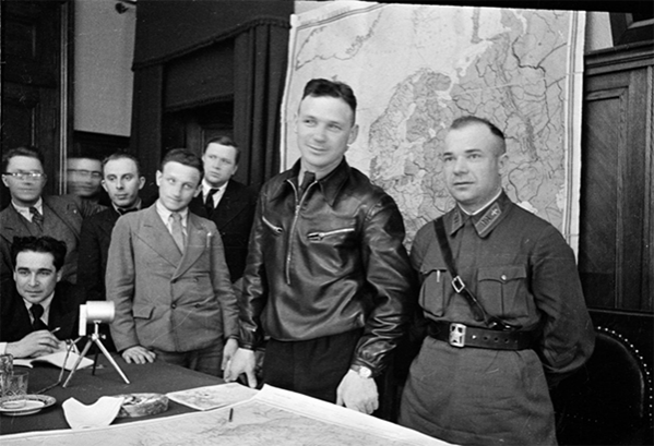 Перед беспосадочным перелетом Москва – Соединенные штаты. Владимир Коккинаки и штурман Михаила Гордиенко