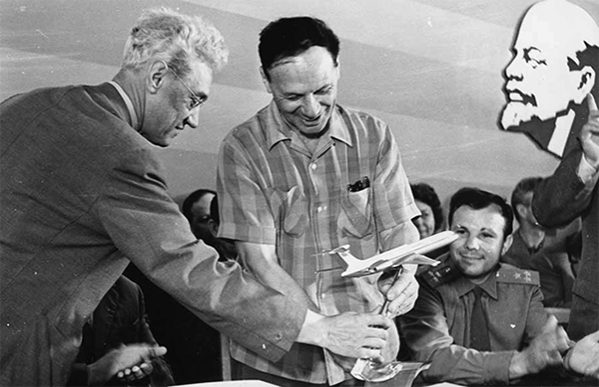 Юрий Гагарин на праздновании 60-летия Владимира Коккинаки