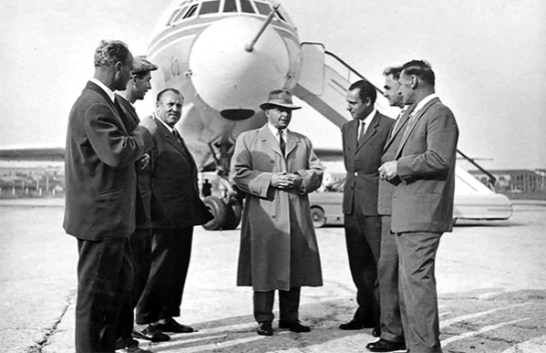 Сергей Владимирович Ильюшин (в центре), Генрих Васильевич Новожилов (справа от него), Владимир Коккинаки крайний справа у первого опытного авиалайнера Ил-62. Фото Николай Нилов. 1962 г.