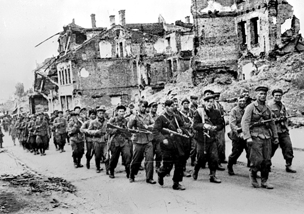 Партизаны на улице освобожденного Минска