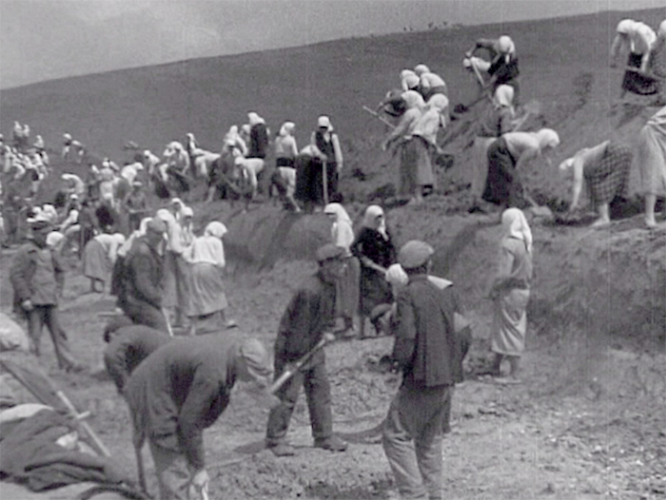 Киевляне копают противотанковый ров. Фото: Из фондов ЦГКФФА Украины имени Г. С. Пшеничного