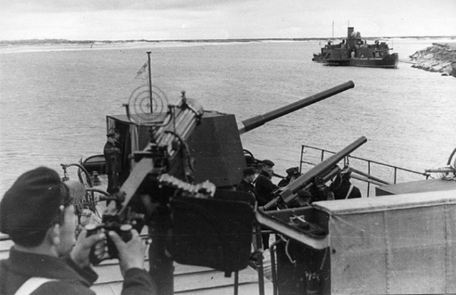 Корабли Днепровского отряда ПВФ. Вдалеке видна канонерская лодка «Верный». Источник – istpravda.ru