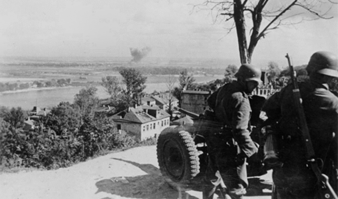 Захват Киева. Немецкая пушка на огневой позиции в Киеве, на крутом берегу Днепра. Сентябрь, 1941 г.Фото: Bundesarchiv, Bild 183-L29208 / Schmidt / CC-BY-SA 3.0