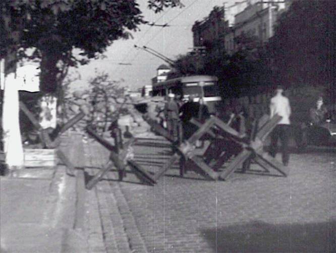 Противотанковые «ежи» на улицах Киева.Фото: Из фондов ЦГКФФА Украины имени Г. С. Пшеничного