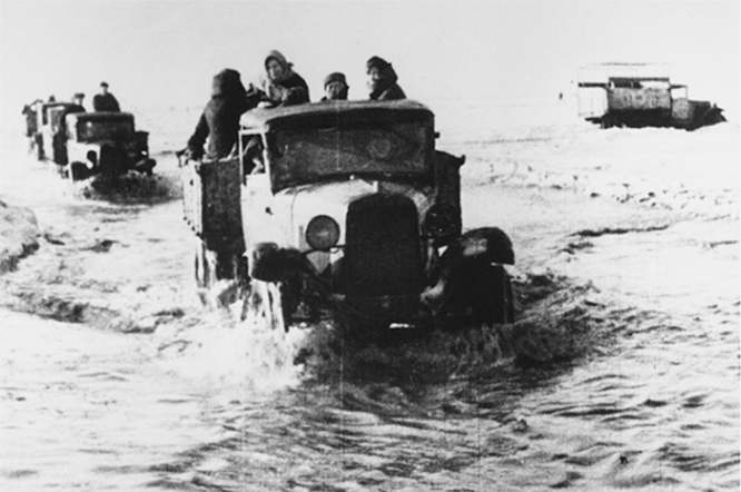 Дорога через Ладожское озеро, ставшая легендарной «Дорогой Жизни»