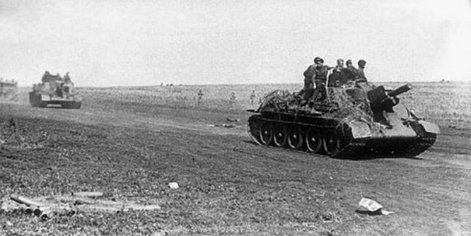 СУ-122 из состава 1445 самоходно-артиллерийского полка выдвигаются в р-н Прохоровки, 10 июля 1943 г.