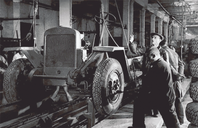 Сборка первых автомобилей «ЗИС-5В» на Уральскиом автомобильном заводе