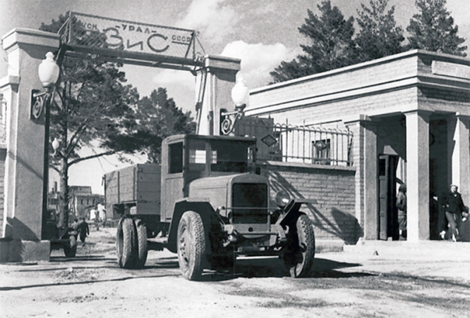 Автомобиль «ЗиС-5В» выходит из ворот Уральского автомобильного завода