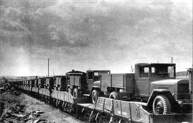 Эшелон с автомобилями «ЗиС-5В», выпущенными автозаводом в г. Миассе. 1944 г.