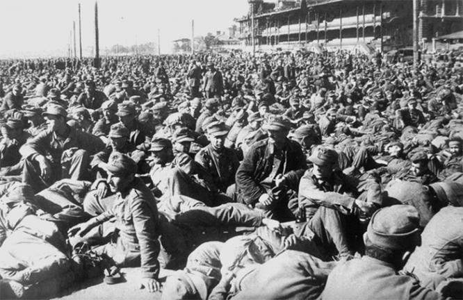 Пленные немцы перед маршем военнопленных в Москве 17 июля 1944 года. Фото Т. Мельник