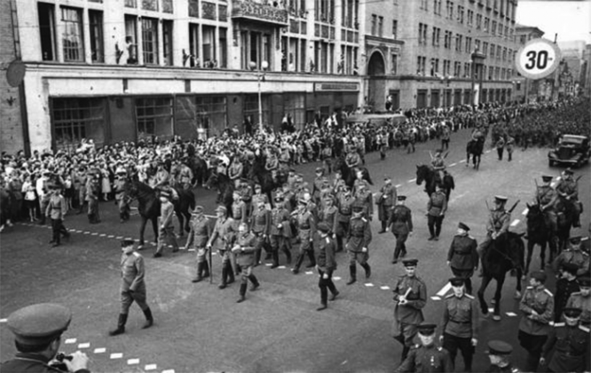 Гитлеровские генералы на улице Горького под конвоем бойцов НКВД