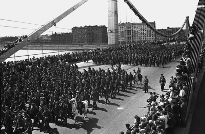 На фото немцы проходят по Крымскому мосту