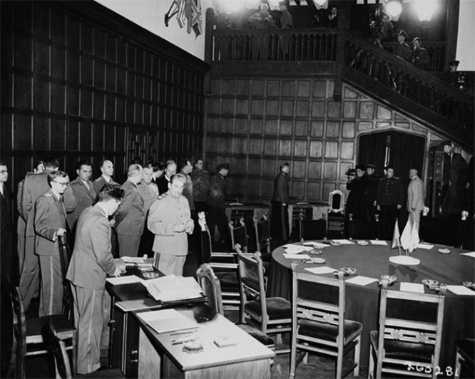 Советская делегация во время перерыва в заседании на Потсдамской конференции. В центре&nbsp; маршал Советского Союза, Председатель СНК СССР и председатель ГКО СССР Иосиф Виссарионович Сталин, слева от него – Нарком иностранных дел СССР Вячеслав Михайлович Молотов