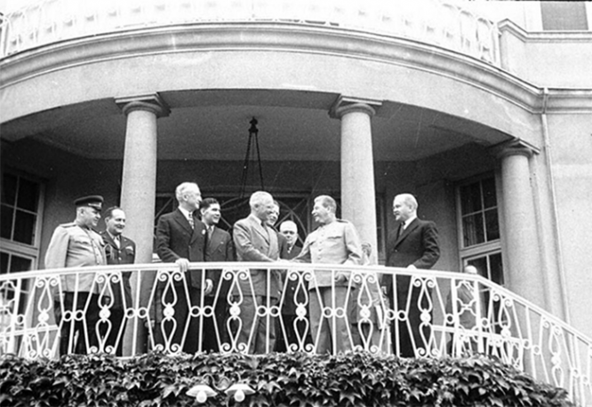 Госсекретарь США Д.Ф.Бирнс (3-й слева), Президент США Г.Трумен (в центре), глава Советского правительства И.В.Сталин , Нарком иностранных дел В.М.Молотов, посол СССР в США А.А.Громыко и др. на балконе виллы Трумэна в дни Берлинской конференции