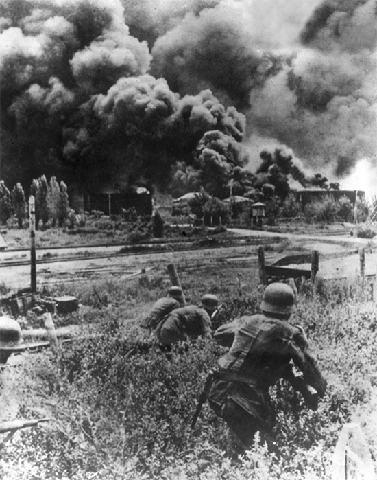 В районе Майкопа и Краснодара. Немецкие солдаты приближаются к нефтехранилищу, подожженному отступающими частями Красной Армии