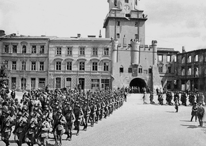 Советские воины в освобожденном Люблине