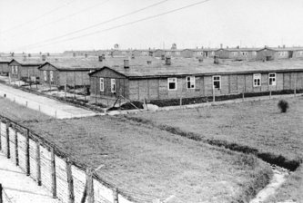 Вид на казармы со сторожевой башни в Майданеке