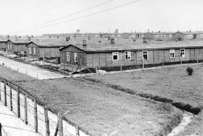 Вид на казармы со сторожевой башни в Майданеке