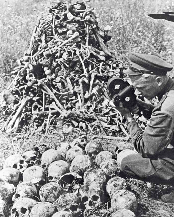 Советский кинодокументалист Роман Кармен ведет съемку в фашистском лагере Майданек. Фото РИА Новости