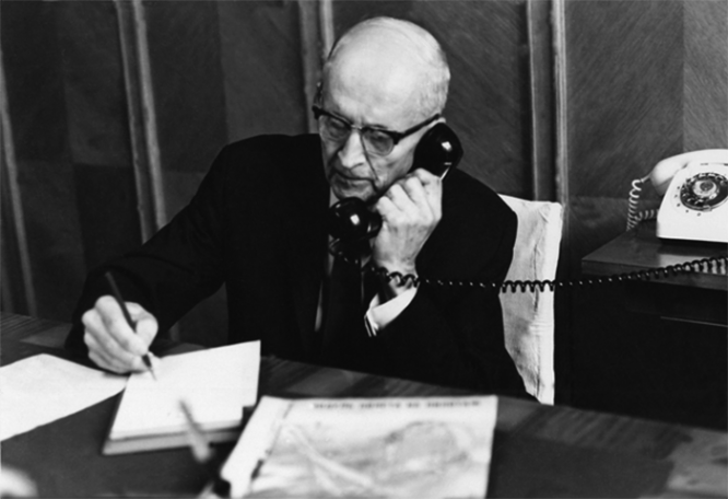 Павел Осипович Сухой на своём рабочем месте