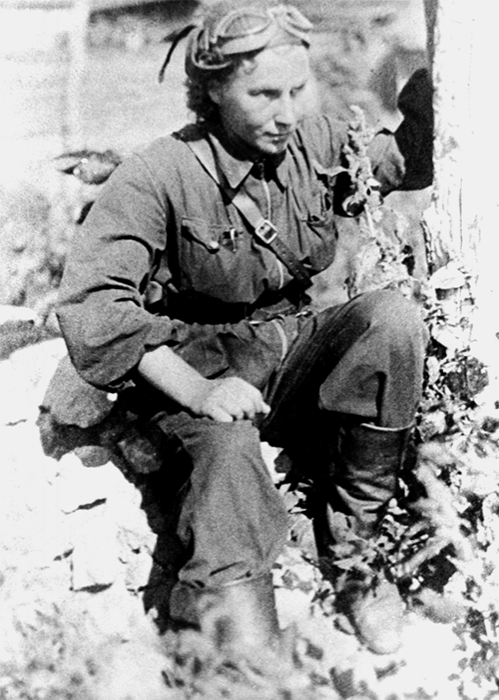 Лидия Литвяк в редкие минуты отдыха