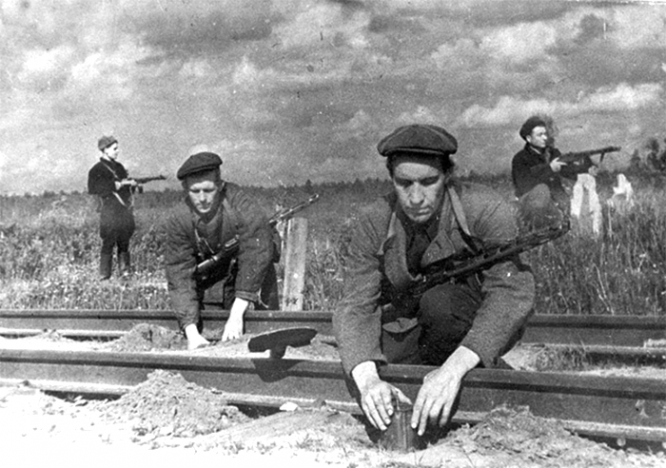 Партизаны закладывают взрывчатку в железнодорожные пути