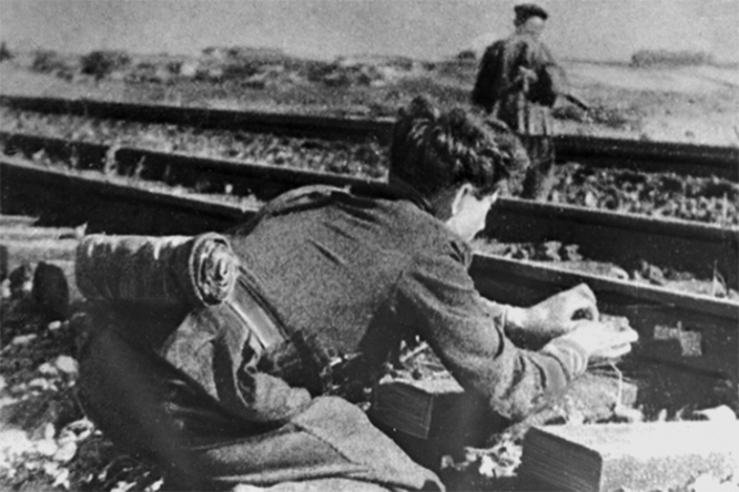 Партизанам удавалось полностью останавливать железнодорожное движение в Белоруссии на 15-30 дней для поддержки советских войск во время Курской битвы в 1943 году