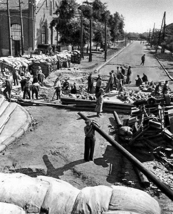 Жители Одессы строят баррикады. 1941 г.