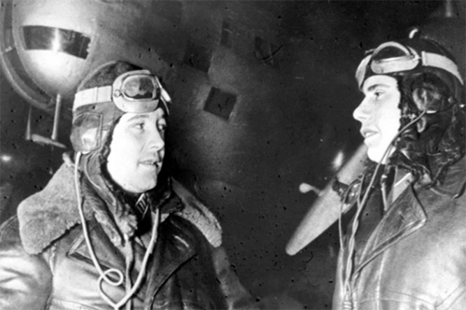 Полковник Преображенский (слева) и штурман Хохлов