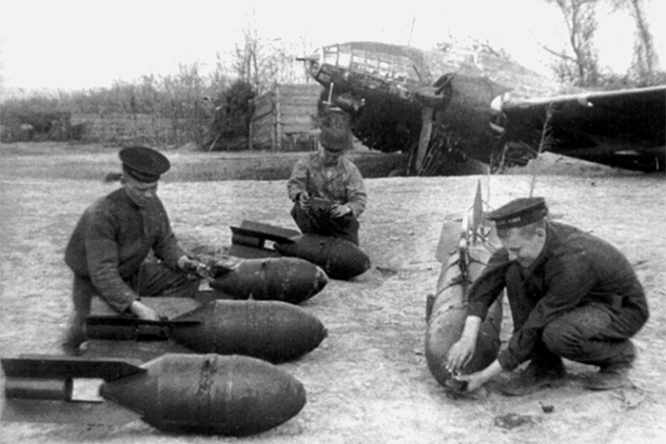 Подготовка бомб ФАБ-100 к подвеске на самолет