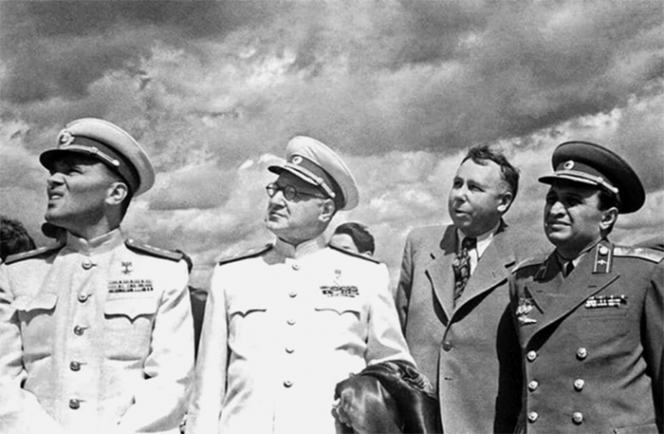 Авиаконструкторы Александр Сергеевич Яковлев, Андрей Николаевич Туполев, Семён Алексеевич Лавочкин и Артем Иванович Микоян на авиационном параде в Тушино. 1949 г.