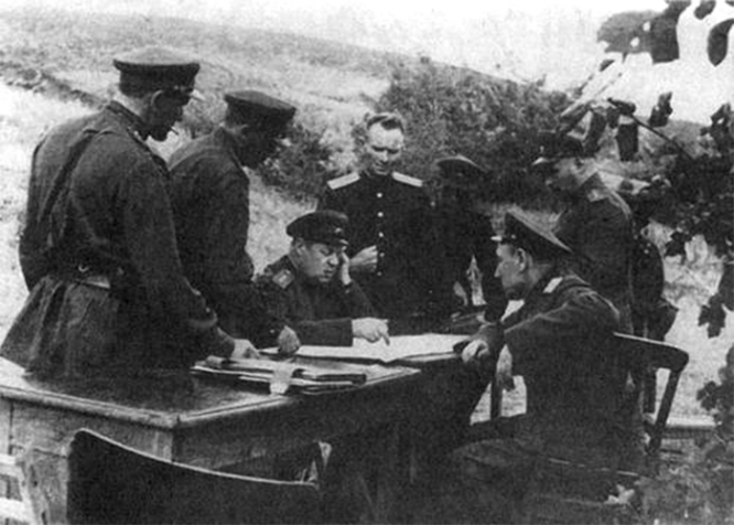 Обсуждение в штабе Южного фронта плана наступательной операции. В центре сидит командующий фронтом Ф. И. Толбухин, рядом — начальник штаба С. С. Бирюзов и член Военного совета фронта К. А. Гуров. Август 1943 г.